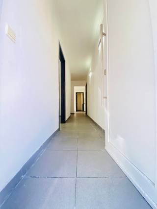 <br /><br />Op zoek naar een starters woning op top locatie? Dan is deze iets voor jou! Met een gunstig EPC hoef je geen zorgen te maken voor renovatie.<br /><br />Indeling:<br />inkomhal, bureau/slaapkamer, toilet, living, keuken, badkamer en koer<br />1ste verdiep: dakterras en 3 slaapkamers<br /><br />Troeven:
<ul><li>EPC C</li><li>nabij openbaar vervoer, school, station,...</li><li>veel mogelijkheid om in te richten naar eigen smaak</li></ul>
<br />
