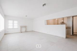 Op zoek naar een veelzijdige investering met mooi rendementspotentieel? Deze eigendom, gelegen aan de Hundelgemsebaan 83, biedt tal van mogelijkheden voor zowel investeerders als ondernemers.<br /><br />De woning werd opgesplitst in twee volwaardige appartementen, elk met een eigen indeling en verhuurmogelijkheden, wat zorgt voor een interessante en stabiele huuropbrengst. Daarnaast bevindt zich achteraan het perceel een ruime loods, die eveneens afzonderlijk verhuurd kan worden en extra inkomsten genereert. Deze combinatie maakt het geheel bijzonder aantrekkelijk voor wie op zoek is naar een investering.<br /><br />Dankzij de rustige ligging en de vlotte bereikbaarheid is dit pand niet alleen praktisch in gebruik, maar ook aantrekkelijk voor huurders. Bovendien leent het zich perfect voor een combinatie van wonen en werken of als zuivere opbrengsteigendom met toekomstperspectief.<br /><br />Kortom, een unieke kans voor wie wil investeren in vastgoed met potentieel en flexibiliteit.<br /><br />Interesse? Neem vandaag nog contact met ons op voor meer informatie of een bezoek ter plaatse.