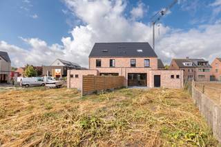 Casco <strong>nieuwbouwwoning</strong> met <strong>3-4 slpk.</strong> op ca. 529m² te <strong>Loenhout</strong><br /><br /><span><strong>INDELING</strong></span><br /><span>Gelijkvloerse verdieping:</span><br />- Inkomhal met gastentoilet<br />- Open leefruimte<br />- Berging<br />- Fiets- en tuinberging<br /><br /><span>Eerste verdieping:</span><br />- 3 slaapkamers<br />- Badkamer<br /><br /><span>Tweede verdieping: </span><br />- Polyvalente ruimte bereikbaar met een vaste trap<br /><br /><span><strong>BIJZONDERHEDEN</strong></span><br />- Deze woning wordt casco opgeleverd, afwerking naar eigen wens<br />- 12% registratierechten op het grondaandeel, 21% btw op de constructie