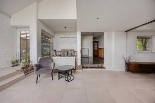 immo DAVID stelt voor: instapklare bungalow met ruime tuin, garage en uitstekende bereikbaarheid<br /><br />Ontdek deze charmante bungalow, volledig gerenoveerd in 2025 en perfect instapklaar.<br /><br />Via de inkomhal betreedt u de ruime en lichtrijke leefruimte van maar liefst 71 m². Dankzij de grote raampartijen geniet u hier van een aangename lichtinval en een open gevoel. De gezellige open haard zorgt bovendien voor extra warmte en sfeer.<br /><br />Vanuit de leefruimte bereikt u de mezzanine van 21 m², ideaal als bureau, studeer-, hobbyruimte of extra slaapruimte. Aansluitend bevindt zich de volledig uitgeruste keuken met toegang tot de veranda en de prachtige, ruime zuidgerichte tuin.<br /><br />Bij de renovatie in 2025 werd de authentieke charme van de woning zorgvuldig behouden, onder meer dankzij de karaktervolle stenen vloer in de inkomhal, keuken en eetruimte.<br /><br />Ook energetisch is de woning goed uitgerust met 10 zonnepanelen en een thuisbatterij. Verder beschikt de woning over een volwaardige slaapkamer van 12 m² en een ruime, nog in te richten zolder van 48 m², voorzien van een toilet en met potentieel voor een tweede slaapkamer.<br /><br />De garage biedt extra comfort en parkeergelegenheid. Dankzij de nabijheid van de fietssnelweg, het openbaar vervoer, de Ring en Brussel geniet u bovendien van een uitstekende bereikbaarheid.<br /><br />Een ideale combinatie van ruimte, charme, comfort en een vlotte ligging!
