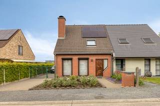 <p>Immo Pické biedt U deze zeer rustig en goed gelegen driegevelwoning aan in Halle (Essenbeek), gelegen in de onmiddellijke omgeving van winkels, scholen, openbaar vervoer en belangrijke verbindingswegen. Deze zeer goed onderhouden woning bestaat op het gelijkvloers uit een inkomhal met apart gastentoilet, een mooie woonkamer met aansluitende keuken en een berging, ideaal als stockageruimte en wasplaats. Op de verdieping bevinden zich een nachthal, 3 slaapkamers (14 m², 12,50 m² en 9 m²) en een badkamer met ligbad, dubbele lavabo en toilet. Bovendien beschikt de woning over een zolder, ideaal voor extra stockage. Achter de woning bevindt zich een aangenaam terras en een zeer mooie, perfect onderhouden tuin. Daarnaast is er aan de linkerzijde van de woning plaats om meerdere auto’s te parkeren. Op technisch vlak beschikt deze woning eveneens over verschillende troeven, waaronder een gunstige EPC-score met label B (158 kWh/m²jaar), centrale verwarming op gas met een condensatieketel van 2014, een speksteenkachel die bijdraagt aan extra warmte en gezelligheid, en 6 zonnepanelen die zorgen voor een lagere energiekost. De woning is beschikbaar uiterlijk twee maanden na de akte. Bij vragen of interesse in een bezoek, aarzel dan zeker niet om ons kantoor te contacteren.</p>