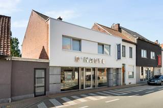 Een VOLLEDIG UITGERUST handelspand met winkelruimte, atelier en een aparte RUIME WONING. TOPGELEGEN vlakbij het centrum van Meulebeke met parkeergelegenheid voor de deur. Indeling handelspand: Perfect uitgeruste, ruime winkelruimte met koeltoog en bijhorende koelcel, goed onderhouden werkplaatsen, opslagruimte, een koel- en vriescel en een praktische wasplaats. Indeling woning: Gezellige woon- en eetkamer met open, volledig geïnstalleerde keuken, een bureauruimte en een zonnige, grote tuin met terras en tuinberging.Op de eerste verdieping bevindt zicht een nachthal die toegang biedt tot vijf ruime slaapkamers en een volledig uitgeruste badkamer. Een unieke kans voor wie wonen en werken wil combineren. TROEVEN: commerciële ligging, parkeergelegenheid voor de deur en top onderhouden. Bezoek na afspraak: info@immobeguin.be