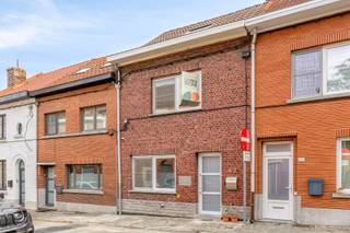 <p><strong>Charmante maison familiale rénovée avec 3 chambres – prête à emménager et économe en énergie</strong></p>
<p>Située dans une rue calme, cette maison pleine de caractère datant de 1930 a été rénovée avec soin et dans les règles de l’art par le propriétaire actuel.</p>
<p>Sur un terrain de 135 m² et avec une surface habitable de 126 m², cette maison offre tout ce qu’une famille moderne recherche, tout en conservant son charme authentique.</p>
<p><strong>Disposition :</strong><br />Au rez-de-chaussée, vous entrez dans un séjour lumineux menant à une cuisine récente entièrement équipée et à une salle de bain moderne. La véranda conviviale donne accès à la terrasse et au jardin ensoleillé — idéal pour se détendre ou profiter en famille.</p>
<p>Au premier étage se trouvent deux chambres spacieuses et lumineuses. Les combles ont été aménagés en une troisième chambre à part entière — parfaite comme suite parentale, bureau ou espace hobby.</p>
<p><strong>Atouts de cette maison :</strong></p>
<ul>
<li>
<p>PEB B – logement économe en énergie</p>
</li>
<li>
<p>Électricité conforme</p>
</li>
<li>
<p>Prête à emménager et rénovée avec goût</p>
</li>
</ul>
<p></p>