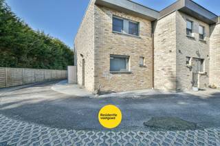 Deze verzorgde halfopen vakantiewoning met drie slaapkamers is rustig gelegen nabij het bos en op wandelafstand van het centrum van De Haan en...