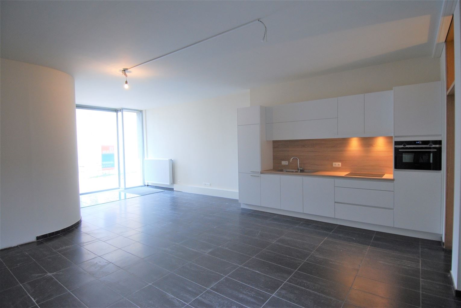 Gelijkvloers appartement met 2 slaapkamers en binnenkoer, gelegen in het centrum van Maaseik, vlak aan de markt. - foto 1