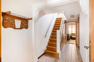 <p><span>Op zoek naar een ruime woning die u volledig naar eigen smaak en wensen kunt renoveren? Deze karaktervolle woning, gelegen in het centrum van Duffel, biedt dankzij haar royale oppervlaktes, praktische basisindeling en zonnige tuin tal van mogelijkheden.</span></p><p><span>Bij het binnenkomen wordt u verwelkomd in een ruime inkomhal, die in het verlengde overgaat in de centrale traphal. Een absolute troef is de </span><span>inpandige garage met automatische poort</span><span>.</span></p><p><span>Verder leidt de hal naar de zithoek, met aansluitend de keuken en het gastentoilet. De leefruimte geniet van een aangename connectie met de </span><span>zonnige tuin</span><span>, waardoor binnen- en buitenruimte mooi met elkaar in verbinding staan.</span></p><p><span>Op het gelijkvloers bevindt zich daarnaast een badkamer. Deze kan, afhankelijk van de gewenste toekomstige indeling, naar de verdieping worden verplaatst om zo extra leefruimte te creëren. De huidige indeling biedt dan ook een uitstekende basis, maar laat volop ruimte voor een eigen invulling.</span></p><p><span>Op de eerste en tweede verdieping bevinden zich in totaal </span><span>vier volwaardige slaapkamers</span><span>, verdeeld over beide verdiepingen volgens een gelijkaardige indeling. De slaapkamers hebben oppervlaktes van respectievelijk </span><span>20,6 m², 11,2 m², 18,3 m² en 11,2 m²</span><span>.</span></p><p><span>Doorheen de woning zijn verschillende </span><span>authentieke elementen</span><span> bewaard gebleven, die voor extra karakter en charme zorgen en mooi kunnen worden geïntegreerd in een hedendaagse renovatie.</span></p><p><span>De woning vraagt een renovatie, maar precies daarin schuilt haar grootste troef. De ruime oppervlaktes en flexibele structuur bieden verschillende mogelijkheden om de woning volledig af te stemmen op uw woonwensen. </span><span>Om het potentieel alvast concreet te maken, hebben wij één van de vele mogelijke renovatie-indelingen uitgewerkt in de vorm van een grondplan.</span><span> Dit plan kan dienen als inspiratie voor een mogelijke toekomstige invulling. Uiteraard bekijken wij de verschillende mogelijkheden graag samen met u.</span></p>
