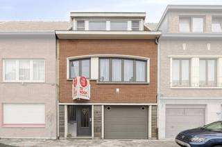 U betreedt de woning via een ruime inkomhal die toegang biedt tot de inpandige garage, het gastentoilet, de kelder en de leefruimte. De...