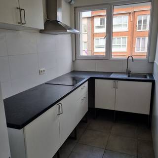 <p>TE HUUR totaal huurprijs 1100€ /apt</p><p>2 dezelfde appartementen in hetzelfde gebouw te huur met dezelfde indeling en huurprijs.<br />1ste apt : 2 de verdieping<br />2de apt. : 1ste verdieping</p><p>Allebei beschikbaar vanaf : 1/1/27</p><p>- Hal met aparte wc<br />- Ruime living met veel lichtinval<br />- Keuken met keramische kookplaat en keukenkasten<br />- 2 slaapkamers waarvan 1 kleine en 1 grote<br />- Badkamer met instapdouche<br />- Balkon<br />- Kelderruimte</p><p>Centraal gelegen , nabijheid van station , tram-en bushalte ,Boelaerpark ,scholen ,supermarkt...</p>