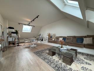 In een aangename en levendige buurt, vlak bij de Visserij, bevindt zich dit recent volledig vernieuwde dakappartement.<br /><br />Het appartement beschikt over een ruime en lichtrijke leefruimte, volledig ingerichte keuken. Deze is uitgerust met een koelkast met diepvriesvak, vaatwasser, keramische kookplaat, dampkap en oven, slaapkamer, verzorgde douchekamer, voorzien van een douche, lavabomeubel en toilet.<br /><br />Het appartement bevindt zich op de bovenste verdieping van een studentengebouw en werd integraal vernieuwd, met onder meer nieuwe vloeren, een nieuwe keuken en badkamer en nieuwe verlichting.<br /><br />Een gemeenschappelijke fietsenberging en vuilnisberging zijn aanwezig.<br /><br />Dankzij de uitstekende ligging bevinden winkels, horeca en openbaar vervoer zich op wandelafstand. Ideaal voor wie comfortabel en centraal wil wonen in Gent.<br /><br />EPC: 402 kWh/m² per jaar<br />Beschikbaarheid: 01/11/2026<br /><br />Interesse? Vraag eenvoudig een bezoek aan via e-mail.