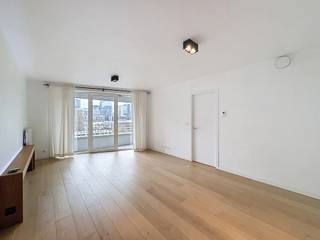 <p>Ontdek dit <strong>luxueus afgewerkte éénslaapkamerappartement</strong> op de 7e verdieping van een <strong>recent en energiezuinig gebouw</strong> aan de <strong>Willebroekkaai in Brussel</strong>. Dit stijlvolle, <strong>instapklare appartement</strong> biedt een perfecte mix van comfort, design en efficiënt energieverbruik, en geniet van een <strong>unieke toplocatie</strong> langs het kanaal, op wandelafstand van het stadscentrum en alle stedelijke voorzieningen.</p>
<p><strong>Indeling:</strong></p>
<ul>
<li>
<p><strong>Lichtrijke leefruimte</strong> met grote raampartijen en een <strong>prachtig panoramisch uitzicht</strong></p>
</li>
<li>
<p><strong>Open, volledig uitgeruste designkeuken</strong> met kwalitatieve toestellen</p>
</li>
<li>
<p><strong>Ruime en comfortabele slaapkamer</strong></p>
</li>
<li>
<p><strong>Moderne badkamer</strong> met <strong>ligbad én aparte inloopdouche</strong></p>
</li>
<li>
<p><strong>Afzonderlijk toilet</strong></p>
</li>
<li>
<p><strong>Maximale lichtinval</strong> dankzij de royale glaspartijen</p>
</li>
</ul>
<p>Het appartement straalt rust en klasse uit en is ideaal voor wie op zoek is naar <strong>kwalitatief wonen op een strategische ligging</strong> in de hoofdstad.</p>
<p><strong>Praktisch:</strong></p>
<ul>
<li>
<p><strong>Onmiddellijk beschikbaar</strong></p>
</li>
<li>
<p><strong>Huurprijs appartement:</strong> €1.100/maand</p>
</li>
<li>
<p><strong>Autostaanplaats:</strong> €150/maand <em>(verplicht bij te nemen)</em></p>
</li>
<li>
<p><strong>Vaste kosten (gemeenschappelijk, incl. verwarming &amp; warm water):</strong> €150/maand</p>
</li>
<li>
<p><strong>Totale maandelijkse kost:</strong> <strong>€1.400/maand</strong></p>
</li>
</ul>
<p>Grijp deze kans en geniet van wonen op een van de meest opkomende en gegeerde locaties van Brussel. <strong>Plan snel je bezoek!</strong></p>