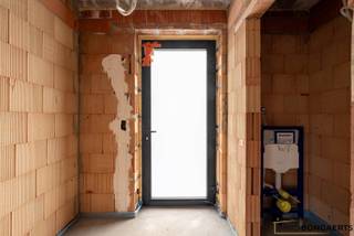 Deze volledig afgewerkte woning combineert hedendaags comfort met energiezuinig wonen. Er is een mogelijkheid tot aankoop aan 6% btw in plaats van 21% btw (mits voorwaarden), wat dit project extra interessant maakt.<br /><br />INDELING WONING<br />Inkomhal, leefruimte met open keuken, toilet, berging/wasplaats. Op de bovenverdieping zijn er 3 slaapkamers en een badkamer.<br /><br />De woning beschikt over een EPC-label A, conforme elektriciteit en een ventilatiesysteem D, wat garant staat voor een gezond en energie-efficiënt binnenklimaat. Daarnaast is er een regenwaterrecuperatiesysteem voorzien, wat bijdraagt aan duurzaam wonen en lagere verbruikskosten.<br /><br />Gelegen op een mooi perceel van 8a33ca, geniet je hier van ruimte, rust en privacy. De ligging is een absolute troef: vlakbij het centrum én toch vlakbij natuur, ideaal voor wie houdt van bereikbaarheid en een groene omgeving.<br /><br />Grond: €145.000+€17.400(12%registratie)<br />Constructie: €234.000+€14.040(6% registratie)<br /><br /><br />Totale prijs volledig afgewerkt met 12% registratie op de grond en 6% btw op constructie is €410.440 (excl. kosten aansluiten nutsvoorziening +/- €7000 excl. btw).