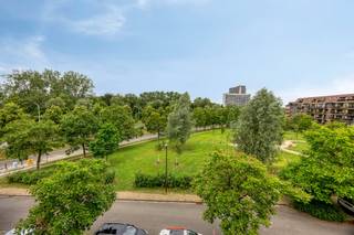 <strong>Ruim en lichtrijk appartement met twee terrassen en uitzicht op het Vijverpark aan de rand van Anderlecht</strong> 🌿<br />Ontdek dit <strong>aangename, goed gelegen appartement</strong> op de derde verdieping op het <strong>Jean Hayetsquare</strong>. Het gebouw dateert van <strong>2007</strong><br />De ligging is ideaal: op een <strong>boogscheut van de ring en de E40</strong>, en vlak bij het <strong>ziekenhuis van Erasmus</strong> – een perfecte uitvalsbasis voor wie in <strong>Brussel of de randgemeenten</strong> werkt.<br />Vanuit de leefruimte geniet je bovendien van een <strong>rustgevend uitzicht op het Vijverpark</strong>, wat zorgt voor extra licht, ruimtegevoel en groen. 🌳<br />Het appartement omvat een <strong>inkomhal met vestiaire mogelijkheid</strong>, een <strong>ruime, lichtrijke leefruimte</strong> met <strong>toegang tot het eerste terras</strong>, een <strong>open ingerichte keuken</strong>, <strong>twee praktische bergingen</strong>, <strong>twee slaapkamers</strong>, een <strong>badkamer met ligbad en douche</strong>, en een <strong>apart toilet</strong>.<br />Aan de slaapkamer bevindt zich een <strong>tweede terras</strong>, ideaal om rustig te ontspannen.<br /><strong>OPTIE !! </strong>Onder het gebouw bevindt zich een <strong>privatieve autostaanplaats die je apart kunt aankopen voor 15.000 euro</strong>. 🚗<br /><strong>Technische info & troeven:</strong>
<ul>
<li><span>Bouwjaar 2007 – gebouw met <strong>lift</strong></span></li>
<li><span><strong>Elektriciteit conform</strong></span></li>
<li><span><strong>Dubbele beglazing PVC</strong></span></li>
<li><span><strong>Zonnepanelen voor de gemeenschappelijke delen</strong></span></li>
<li><span><strong>Maandelijkse lasten: ±115 €</strong></span></li>
<li><span><strong>oppervlakte appartement: 95m2</strong></span></li>
<li><span><strong>EPC: D</strong></span></li>
<li><span>Rustige ligging vlak bij het <strong>Vijverpark</strong></span></li>
<li><span><strong>Dicht bij alle voorzieningen</strong> (winkels, openbaar vervoer, sportcentrum, autosnelwegen, …)</span></li>
</ul>
💡 Dankzij de <strong>centrale ligging</strong>, de <strong>twee terrassen</strong>, en het <strong>zicht op groen</strong> is dit appartement niet alleen een comfortabele woonplek, maar ook een <strong>uitstekende investeringsopportuniteit</strong>.<br />📞 <strong>Interesse?</strong><br />Contacteer <strong>Immo-M</strong> voor meer informatie of een bezoek:<br /><strong>0468 22 53 22</strong> – ✉️ <strong>info@immo-m.be</strong>
