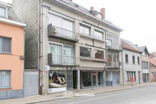 VALIMMAS verkoopt te Asse deze gelijkvloerse handelsruimte/appartement met mooi terras en twee grote kelders....
Handelsruimte vooraan (± 12m²) met aparte inkom, afzonderlijke inkomhal naar het achtergelegen appartement, toilet, living met een open ingerichte keuken, een ruim terras ± 24m²), een nachthal, een badkamer en drie kamers.
Tevens inbegrepen: twee grote kelders (± 31 en ± 12m²).
In verzorgde en goed onderhouden staat, het nodige comfort is reeds aanwezig... direct instapklaar.
Elektrische installatie reeds conform AREI (blanco keuringsattest).
Asbestveilig (blanco asbestattest dd 06/02/2023) !.
Commerciële ligging langsheen de uitvalsweg naar Ternat = uitstekende zichtbaarheid. Centrum Asse, met alle centrumfuncties (winkels, scholen, openbaar vervoer, …) binnen handbereik. Uitstekende Mobiscore = 8,9/10 !