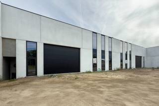In de moderne KMO-zone Spot 44, gelegen in de Industriezone Deinze Noord, bieden wij een nieuwbouw bedrijfsunit te huur aan. Ideaal voor ondernemingen die nood hebben aan een goed uitgeruste, zichtbare en vlot bereikbare locatie.<br /><br /><strong>Indeling en kenmerken:</strong><br />- 665 m² magazijnruimte: ruim, goed geïsoleerd en voorzien van een witte steeldeck dakstructuur. De gepolierde betonvloer heeft een draagkracht van 3 ton/m², en de vrije hoogte bedraagt 6 meter, ideaal voor diverse opslag- en productietoepassingen.<br />- 7 private parkeerplaatsen inbegrepen, direct voor de deur.<br />- Grote sectionaalpoort van 5,5 m breed x 4,5 m hoog voor vlotte in- en uitrijmogelijkheden.<br />- Twee aparte toegangsdeuren<br />- Hoge raampartijen zorgen voor een aangename lichtinval in zowel het magazijn als de eventuele kantoren.<br />- Basisvoorzieningen aanwezig: elektriciteitsaansluiting 80A, LED-verlichting, toiletruimte en watervoorziening.<br />- Gedeelde regenwaterput van 20.000 liter draagt bij aan duurzaam waterbeheer.<br /><br /><strong>Uitstekende ligging: </strong><br />Het pand ligt op een zichtlocatie langs de hoofdstraat van de KMO-zone, recht tegenover een van de drie hoofdtoegangen tot Spot 44. Dankzij deze ligging geniet je van een uitstekende bereikbaarheid voor zowel leveranciers als klanten. De ruime manoeuvreerruimte maakt het bovendien eenvoudig voor vrachtwagens of bestelwagens om te laden en lossen.<br /><br /><strong>Beschikbaarheid &amp; voorwaarden</strong><br />Beschikbaar vanaf november 2025<br />Huurprijs exclusief btw (verhuur onder btw-stelsel)<br />Extra kosten: E.G.W - O.R.V en syndicus<br /><br />Wenst u meer informatie of zou u graag een bezoek inplannen?<br />Aarzel niet en contacteer Henry Van Tornhout - KMO Vastgoed: +32 474 13 37 93 of henry@kmovastgoed.be