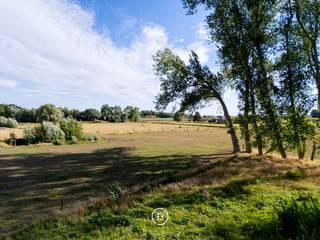Op een royaal perceel van een halve hectare dicht bij het centrum van Torhout, doch rustig gelegen en vlak bij alle voorzieningen staat deze authentieke 19e eeuwse hoeve.<br /><br />De bestaande constructie bestaat uit een stevige gebouwstructuur met authentieke dakgebinten, houten balken en oorspronkelijke buitenmuren. De woning is momenteel volledig gestript en vereist een volledige renovatie van A tot Z. <br /><br />Wat dit pand extra bijzonder maakt is dat het beschermd erfgoed is én dat er reeds een vergunning is toegekend voor de verbouwing van de schuur naar een schuurwoning. Deze vergunning biedt meteen een concreet kader voor de herontwikkeling met behoud van het landelijke karakter.<br /><br />Tot slot beschikt de hoeve achteraan over prachtige verzichten en dit terwijl de tuin zuid gericht is. Dit is met andere woorden een ware verborgen parel te noemen met tal van mogelijkheden.