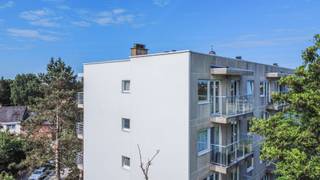 Een ruim (108m²) en zeer aangenaam penthouse-hoekappartement met 3 slaapkamers en 2 panoramische terrassen, een gesloten garagebox en kelder...