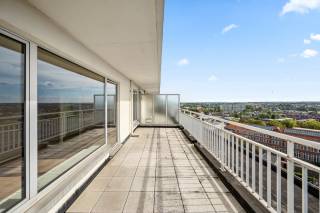 Zeer goed gelegen gezellig penthouse appartement op de 10de verdieping in het centrum van Tienen, met een bewoonbare oppervlakte van 66 m². Het appartement, gebouwd in 1966, is bereikbaar met lift en trap en biedt een prachtig adembenemend uitzicht dankzij zijn hoge ligging. <br /><br />Het pand omvat een inkomhal met vestiaire, een ingerichte keuken, een ruime leefruimte met toegang tot een zeer groot terras voorzien van zonnewering, 1 grote slaapkamer, een aparte toilet en een badkamer. Overal zijn er PVC-ramen met dubbele beglazing en rolluiken, die zorgen voor extra comfort en isolatie.<br /><br />Winkels, warenhuis, station en autosnelweg zijn zeer vlot bereikbaar, wat de ligging bijzonder praktisch maakt. Optioneel is er een aankoop van een dagparking buiten mogelijk aan € 15.000.<br /><br />Maak snel een afspraak en kom dit appartement met het uniek uitzicht bezichtigen!