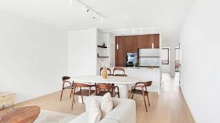 <strong>Gelijkvloersappartement met 3 slaapkamers op toplocatie nabij het Zegemeer en het centrum van Knokke</strong><br /><br />Op een uiterst centrale ligging, op wandelafstand van het Zegemeer en de winkels, bevindt zich dit ruime en lichtrijke gelijkvloersappartement met drie volwaardige slaapkamers.<br />De leefruimte geniet van een mooie natuurlijke lichtinval en sluit naadloos aan op het aangename terras aan de voorzijde van het appartement. De moderne, smaakvolle keuken is volledig uitgerust en vormt een elegant geheel met de leefruimte.<br /><br />Achteraan bevinden zich drie comfortabele slaapkamers. De master bedroom beschikt over ingemaakte kasten en een ensuite badkamer. Daarnaast zijn er nog twee slaapkamers en een aparte douchekamer, wat het appartement uitermate geschikt maakt voor gezinnen of gasten.<br />Extra troeven zijn de praktische privatieve berging, de gemeenschappelijke fietsenruimte én een bijkomend terras aan de achterzijde.