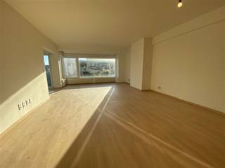 <p><span>Dit aangename en lichtrijke appartement is centraal gelegen in Oostende en biedt alles voor comfortabel en aangenaam wonen.</span></p><p><span>Het appartement beschikt over een ruime inkomhal met </span><span>apart toilet, vestiaire en praktische berging</span><span>. Vanuit de inkomhal komt u in de ruime en lichtrijke leefruimte, die aansluit op de </span><span>halfopen en volledig uitgeruste keuken</span><span>. Dankzij de open indeling vormen de keuken en leefruimte een gezellige en aangename woonomgeving.</span></p><p><span>Aansluitend aan de keuken bevindt zich een </span><span>balkon aan de voorzijde</span><span>, met uitzicht over de Groentenmarkt. Een fijne plek om even te genieten van de buitenlucht en het levendige stadsbeeld.</span></p><p><span>Het appartement beschikt over </span><span>twee slaapkamers</span><span>. De eerste slaapkamer is voorzien van praktische </span><span>inbouwkasten</span><span>. De tweede slaapkamer geeft rechtstreeks toegang tot een </span><span>balkon aan de achterzijde</span><span>.</span></p><p><span>De badkamer is uitgerust met een </span><span>dubbele lavabo, inloopdouche en toilet</span><span>.</span></p><p><span>Een </span><span>comfortabel en lichtrijk appartement op een centrale ligging</span><span>, ideaal voor wie op zoek is naar een aangename woning voor langdurige bewoning in het hart van Oostende.</span></p><p><span>Maandelijkse lasten: € 100</span></p><p><span>Huurwaarborg: € 3600</span></p><p><span>Kost plaatsbeschrijving:+- € 300</span></p><p><span>Vrij: 01/10/2026</span></p>