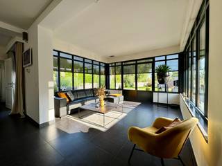 INDIEN U EEN BEZOEK WENST IN TE PLANNEN KAN U DIT AANVRAGEN VIA DE RODE KNOP OP WWW. HILLEWAERE.BE<br /><br />Deze ruime vrijstaande woning, gebouwd in 2008, ligt op een prachtig perceel van maar ca. 1000 m², met prachtig uitzicht op de achterliggende velden.<br /><br />Indeling: <br />Via de inkomhal met gastentoilet en mooie eiken trap kom je de woning binnen. Links bevindt zich een aparte bureauruimte, voorzien van aansluitingen voor telefoon, tv en internet. Ideaal voor wie thuis werkt.<br /><br />Rechts van de inkomhal kom je in de ruime woonkamer met open keuken en aansluitend de heerlijke veranda. Dit geheel vormt een aangename leefruimte met volop zicht op de tuin. De veranda is bovendien voorzien van elektrisch bediende zonnescreens, zodat je ook op zonnige dagen van deze extra leefruimte kan genieten.<br /><br />De keuken is volledig uitgerust met een combi-oven, oven, koelkast, inductie kookplaat, vaatwasser en dampkap. Aansluitend bevindt zich een praktische berging met aansluitingen voor wasmachine en droogkast. Ook een diepvriezer is hier al voorzien. Verder is er op het gelijkvloers nog een badkamer met douche, toilet en wastafel.<br /><br />Op de eerste verdieping bevinden zich vier slaapkamers. De masterbedroom beschikt bovendien over een ruim terras. De tweede badkamer is uitgerust met een ligbad, dubbele wastafel en toilet.<br /><br />Een extra troef is de ruime multifunctionele zolderverdieping. Deze biedt heel wat mogelijkheden en kan, afhankelijk van de noden, perfect dienst doen als extra slaapkamer(s), hobbyruimte, speelruimte of bergruimte.<br /><br />De zuidwestgerichte tuin is volledig omheind en geniet achteraan van een mooi, open uitzicht over de velden. Er is tevens een grote garage met sectionaalpoort.<br /><br />Bijzonderheden:<br />- Beschikbaar vanaf 1/1/2027<br />- Gordijnen aanwezig<br />- Zonnepanelen<br />- Alle kamers voorzien van aansluitingen voor tv en internet<br />- Vliegenhorren aan alle ramen op de eerste verdieping<br />- Elektrisch bediende zonneschermen aan de veranda en keuken<br />- Vloerverwarming op het gelijkvloers en in de badkamer op de eerste verdieping<br />- Regenwater voor de toiletten en wasmachine.