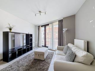 Op zoek naar een modern en instapklaar appartement te huren op een absolute toplocatie? Aan de Hardenvoort in Antwerpen, vlak bij het bruisende Park Spoor Noord, bevindt zich dit gezellige en lichtrijke 1-slaapkamer appartement. Dankzij de strategische ligging geniet je van een uitstekende bereikbaarheid met het openbaar vervoer, de fiets en de wagen, evenals een snelle verbinding naar de belangrijkste invalswegen rond Antwerpen.<br /><br />Appartement op de tweede verdieping met lift:<br /><br />- Inkomhal met een ingemaakte kast en een apart toilet.<br />- Woonkamer met toegang tot het terras<br />- Open keuken met dubbele lavabo, vaatwasser, microgolfoven, ijskast met vriesvak, kookvuur en dampkap<br />- Slaapkamer van ca. 11 m²<br />- Badkamer met inloopdouche, enkele spoelbak en aansluiting voor wasmachine en droogkast<br />- terras van ca. 7 m²<br /><br />Bijzonderheden:<br /><br />-Vlakbij Park Spoor Noord<br />- Inclusief ondergrondse autostaanplaats<br />- Gemeenschappelijke fietsenberging met 2 fietshaken<br />- EPC A<br />-Gemeenshappelijke kosten: 90 euro/maand<br />-beschikbaar vanaf 01/09, het appartement wordt nog volledig geschilderd en is mogelijks gemeubeld te huren<br />