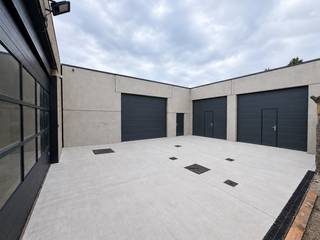 Ruim nieuwbouwmagazijn van 225m2, gelegen in de Grote Heimelinkstraat te Sint-Niklaas. De strategische ligging zorgt voor een uitstekende bereikbaarheid en een vlotte verbinding naar de E17. De unit beschikt over een vrije hoogte van 4,5 meter en een poort van 3,3 meter breed en 3,6 meter hoog. De unit is verder uitgerust met een toilet, regenwater, een lichtstraat voor natuurlijke lichtinval, een elektrische aansluiting van 3 x 380V en internet. De huurprijs bedraagt € 1.250 per maand, exclusief btw. Interesse in deze ruime nieuwbouwunit? Contacteer ons gerust voor meer informatie of een bezoek ter plaatse.