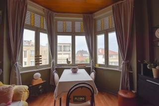 Dit unieke pand is gelegen in het hart van Wenduine, op wandelafstand van het strand, de zeedijk, winkels en horeca. De eigendom bestaat uit een appartement op de tweede verdieping én een volledig afzonderlijke studio op de kelderverdieping. Dankzij de aparte ingangen en indelingen biedt dit geheel een mooie flexibiliteit voor privégebruik, verhuur of een combinatie van beide.<br /><br />Het appartement op de tweede verdieping beschikt over een aangename leefruimte met mooie natuurlijke lichtinval, wat zorgt voor een open en luchtig gevoel. De leefruimte sluit aan op een functionele keuken en badkamer, geïntegreerd in één praktische ruimte. De ligging nabij het centrum en de kust maakt dit een ideale uitvalsbasis.<br /><br />De volledig aparte studio op de kelderverdieping omvat twee slaapkamers, elk uitgerust met een eigen douchevoorziening. Via de studio is er bovendien toegang tot een aangename koer achteraan, perfect als buitenruimte of extra stockage.<br /><br /><u><strong>Extra troeven:</strong></u><br /><br />• Volledig afzonderlijke studio met 2 slaapkamers<br />• Koer achteraan<br />• Ruim appartement met veel natuurlijk licht<br />• Aparte ingangen, ideaal voor verhuur of dubbele bewoning<br />• Op wandelafstand van strand, zeedijk en centrum<br />• Geschikt als hoofdverblijf, tweede verblijf of investering<br /><br /><br />Kortom, deze eigendom biedt tal van mogelijkheden voor wie op zoek is naar ruimte, flexibiliteit en een strategische ligging in het levendige Wenduine. Contacteer ons via 050/69.02.03 of info@flebo.be voor meer informatie of een bezoek ter plaatse.