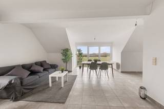 Superbe appartement fraichement remis à neuf à proximité de toutes les commodités et facile d'accès (proche de l'A8). Il dispose d'un beau...