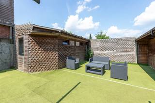 Deze centraal gelegen woning met 5 (!) slaapkamers, dakterras en tuin biedt enorm veel mogelijkheden. De winkelruimte op het gelijkvloers...
