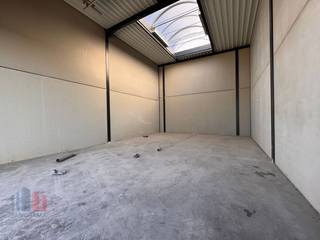 Nieuwbouw KMO-unit met een oppervlakte van +/- 136 m² te koop, de unit maakt deel uit van de gloednieuwe KMO-site <strong>"CLARYSSE BUSINESS PARK"</strong> en is uitstekend gelegen langs de Brugsesteenweg (N50) en biedt moderne en hoogwaardige KMO-units. <br />Het project bestaat uit 38 KMO-units met oppervlaktes van 90 m² tot 488 m², eventueel samen te voegen tot grotere entiteiten. <br /><br />De casco loodsen zijn opgebouwd uit een staalconstructie in combinatie met betonwanden en architecturale sandwichpanelen en hebben een vrije hoogte van +/- 6 m. Elk magazijn is toegankelijk via een automatische sectionale poort (4m B x 4,5 m H) met geïntegreerde loopdeur of met aparte toegangsdeur met bovenliggende raampartij. Daarnaast zijn de units voorzien van een lichtstraat met rookluik (brandklasse C), geïsoleerd steeldeck, polybetonvloer, aansluitingen voor water, elektriciteit en een afvoer.<br /><br />Per twee units wordt er een regenwaterput van 5.000 L voorzien en optioneel kunnen er zonnepanelen geplaatst worden. <br />De unit heeft 1 vaste parkeerplaats !!!<br /><br />Beschikbaar bij akte.<br /><br />Contacteer PANORAMA B2B voor bijkomende inlichtingen of een vrijblijvend plaatsbezoek 050 300 800.