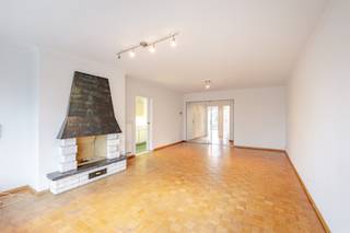 Dit appartement met een binnenoppervlakte van 115 m² is gelegen op de derde verdieping van een verzorgd gebouw aan de Parklaan 127 in Aalst, één...