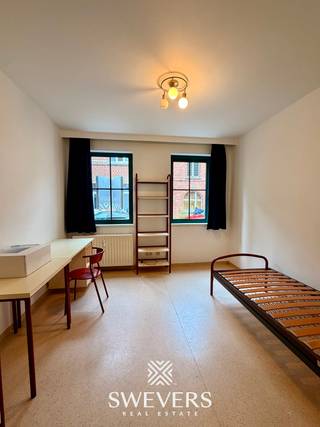 Voor meer info en foto’s, surf naar www.swevers.be – Deze instapklare studio aan de Slachthuislaan 12 bus 0215 in Leuven biedt compact en praktisch wooncomfort op een centrale locatie. De studio bevindt zich op het gelijkvloers van een gebouw uit 1995 en beschikt over een bewoonbare oppervlakte van 20 m². De ruimte is efficiënt ingedeeld en omvat een leef- en slaapgedeelte en een afzonderlijke badkamer. Dankzij een slimme inrichting is er plaats voor een bed, compacte zithoek en eet- of werkplek. De instapklare staat zorgt ervoor dat u zonder bijkomende werken uw intrek kunt nemen. Bovendien maakt de gelijkvloerse ligging de studio gemakkelijk toegankelijk. De centrale ligging is een belangrijke troef. Scholen, openbaar vervoer, winkels, restaurants en ontspanningsmogelijkheden bevinden zich op minder dan 500 meter. Hierdoor zijn dagelijkse verplaatsingen eenvoudig te voet of met de fiets te doen. Ook met de wagen geniet u van een goede bereikbaarheid: de snelwegen liggen op ongeveer 1 kilometer afstand. Deze studio is bijzonder geschikt voor een student, starter of alleenstaande die bewust kiest voor een onderhoudsvriendelijke woonruimte met alle voorzieningen dichtbij. De combinatie van een praktische indeling, instapklare staat en centrale ligging maakt dit een interessante huurkans in Leuven. Voor meer informatie, bel 011 255 155. Bron bewoonbare oppervlakte: EPC – verslag.