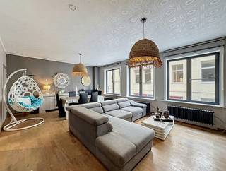 Instapklare woonst met handelsruimte op toplocatie in het centrum van Blankenberge!<br /><br /><span><span><span><span><span><span><span><span><span><span><span><span><span><span>Commerciële zichtbaarheid, een instapklare woning en een topligging vlak bij de zee: Deze veelzijdige eigendom combineert het beste van beide werelden.</span></span></span></span></span></span></span></span></span></span></span></span></span></span><br /><span><span><span><span><span><span><span><span><span><span><span><span><span><span>In het hart van </span><span>Blankenberge</span><span>, op een bijzonder centrale en commercieel interessante locatie tussen de Markt en de belangrijkste winkelstraten, bevindt zich dit karaktervolle </span><span>handelspand met instapklare woonst</span><span>.</span></span></span></span></span></span></span></span></span></span></span></span></span></span><br /><span><span><span><span><span><span><span><span><span><span><span><span><span><span>Dankzij de ligging in een levendige verbindingsstraat met veel passage geniet het gelijkvloerse handelsgedeelte van een uitstekende visibiliteit en tal van commerciële mogelijkheden. Bovendien bevinden de </span><span>Markt, winkels, horeca, het strand en de Zeedijk</span><span> zich op wandelafstand.</span></span></span></span></span></span></span></span></span></span></span></span></span></span><br /><span><span><span><span><span><span><span><span><span><span><span><span><span><span>De eigendom werd de voorbije jaren grotendeels gerenoveerd en verkeert in een verzorgde en instapklare staat. Zo werd onder meer geïnvesteerd in een </span><span>nieuw geïsoleerd dak, nieuwe ramen, een moderne badkamer en een kwalitatieve ingerichte Dovy-keuken</span><span>.</span></span></span></span></span></span></span></span></span></span></span></span></span></span><br /><br /><span><span><span><span><span><span><span><span><span><span><span><span><span><span><strong>INDELING:</strong></span></span></span></span></span></span></span></span></span></span></span></span></span></span><br /><span><span><span><span><span><span><span><span><span><span><span><span><span><u><em><span><strong>Gelijkvloers:</strong></span></em></u><br /><span><span>Goed zichtbare handelsruimte met aansluitend een praktische bergruimte en toilet. De commerciële ruimte kan voor verschillende doeleinden worden aangewend en biedt dankzij de ligging heel wat mogelijkheden voor zelfstandigen, ondernemers, investeerders of mensen met een bijberoep.</span></span></span></span></span></span></span></span></span></span></span></span></span></span></span><br /><br /><span><span><span><span><span><span><span><span><span><span><span><span><span><em><u><span><strong>Eerste verdieping:</strong></span></u></em><br /><span><span>Een aangename en ruime leefverdieping met een comfortabele woonkamer en een moderne, volledig ingerichte 'Dovy'-keuken (O.a. met fornuis, dampkap, dubbele spoelbak, oven, frigo en vaatwasmachine). Vanuit de keuken is er toegang tot het </span>terras, een aangename extra troef in het centrum van de stad. Op deze verdieping bevindt zich eveneens een afzonderlijk toilet.</span></span></span></span></span></span></span></span></span></span></span></span></span></span><br /><br /><span><span><span><span><span><span><span><span><span><span><span><span><span><u><em><span><strong>Tweede verdieping:</strong></span></em></u><br /><span><span>Hier bevinden zich </span>twee ruime slaapkamers en een grote, volledig uitgeruste badkamer met ligbad, aparte douche, dubbele wastafel en toilet.</span></span></span></span></span></span></span></span></span></span></span></span></span></span><br /><br /><u><span><strong>Opmerkingen:</strong></span></u><br /><span><span><span><span><span><span><span><span><span><span><span><span><span><span><span>- Toplocatie in het centrum van Blankenberge!<br />- </span></span></span></span></span></span></span></span></span></span></span></span></span></span></span><span><span><span><span><span><span><span><span><span><span><span><span><span><span><span>Veel passage en uitstekende commerciële visibiliteit.</span></span></span></span></span></span></span></span></span></span></span></span></span></span></span><br /><span><span><span><span><span><span><span><span><span><span><span><span><span><span><span>- Op wandelafstand van </span><span>Markt, winkels, horeca, zee en Zeedijk.</span></span></span></span></span></span></span></span></span></span></span></span></span></span></span><br /><span><span><span><span><span><span><span><span><span><span><span><span><span><span><span>- Handelspand gecombineerd met volwaardige woonst.</span></span></span></span></span></span></span></span></span></span></span></span></span></span></span><br /><span><span><span><span><span><span><span><span><span><span><span><span><span><span><span>- Grotendeels gerenoveerd en instapklaar.</span></span></span></span></span></span></span></span></span></span></span></span></span></span></span><br /><span><span><span><span><span><span><span><span><span><span><span><span><span><span><span>- Nieuw geïsoleerd dak.</span></span></span></span></span></span></span></span></span></span></span></span></span></span></span><br /><span><span><span><span><span><span><span><span><span><span><span><span><span><span><span>- Nieuwe ramen.</span></span></span></span></span></span></span></span></span></span></span></span></span></span></span><br /><span><span><span><span><span><span><span><span><span><span><span><span><span><span><span>- Moderne badkamer.</span></span></span></span></span></span></span></span></span></span></span></span></span></span></span><br /><span><span><span><span><span><span><span><span><span><span><span><span><span><span><span>- Kwalitatieve ingerichte Dovy-keuken.</span></span></span></span></span></span></span></span></span></span></span></span></span></span></span><br />- <span><span><span><span><span><span><span><span><span><span><span><span><span><span><span>Handelsruimte met bergruimte.<br />- RECENTE cv-installatie (Aardgas).<br />- RECENT gerenoveerd dak!</span></span></span></span></span></span></span></span></span></span></span></span></span></span></span><br /><br /><span><span><span><span><span><span><span><span><span><span><span><span><span><span>Ook voor wie op zoek is naar een centraal gelegen eigendom aan de kust met commerciële uitstraling en een instapklare woongelegenheid, vormt dit pand een aantrekkelijke opportuniteit. Een karaktervolle en veelzijdige eigendom op een uitstekende locatie, ideaal voor wie wonen en ondernemen wil combineren of op zoek is naar een interessante investering aan de Belgische kust. Aarzel zeker niet om ons te contacteren voor een bezoek ter plaatse: 050/70.01.02 - info@centro.be.</span></span></span></span></span></span></span></span></span></span></span></span></span></span>
