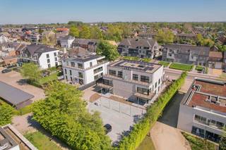<p>Instapklaar nieuwbouwproject – laatste 3 appartementen - onmiddellijk beschikbaar bij akte</p><p></p><p>Welkom bij HET DORP, een kleinschalig nieuwbouwproject in het centrum van Onze-Lieve-Vrouw-Waver. De 9 appartementen zijn volledig afgewerkt, instapklaar en onmiddellijk beschikbaar bij akte. Ideaal voor wie zonder bouwstress snel wil verhuizen of op korte termijn wil investeren.</p><p>Je kiest uit stijlvolle 1- en 2-slaapkamerappartementen met ruime terrassen, een kwalitatieve afwerking en energiezuinige technieken die zorgen voor een hoog wooncomfort en een lage energiefactuur. Alle appartementen zijn bovendien rolstoeltoegankelijk.</p><p>Dankzij de centrale ligging bevinden winkels, bakker, apotheek, huisarts en openbaar vervoer zich op wandelafstand. Achter het gebouw bevinden zich privatieve parkeerplaatsen die additioneel aangekocht dienen te worden. Ook een fietsenstalling is voorzien.</p><p>Naast de appartementen is ook een polyvalente kantoor-/praktijkruimte beschikbaar. Deze wordt casco opgeleverd, zodat je de inrichting volledig kan afstemmen op jouw professionele activiteit.</p><p>Ben je op zoek naar een instapklaar nieuwbouwappartement dat onmiddellijk beschikbaar is? Ontdek HET DORP en plan vandaag nog je bezoek via Malines-Group.</p>