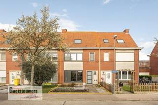 <p><span>Gezinswoning gelegen in een doodlopende straat vlakbij het centrum van Hoevenen. Winkels, scholen en openbaar vervoer zijn op wandelafstand. Vlotte verbinding naar de A12 en de haven van Antwerpen.</span></p><p><span> </span></p><p><span>Deze woning werd grotendeels gerenoveerd en beschikt over 3 slaapkamers, mogelijkheid tot extra slaapkamer(s) op zolder en tuin van 70 m².</span></p><p><span> </span></p><p><span>Volgende renovaties werden reeds gedaan:</span></p><p><span>2025: nieuwe keuken, pvc ramen met HR-beglazing aan de voorzijde en toilet</span></p><p><span>2023: nieuwe badkamer en 2 veluxramen</span></p>