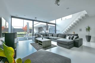 Sommige woningen hebben het gewoon. Die wauw bij het binnenkomen, een keuken die gezien mag worden en comfort dat overal voelbaar is. Welkom in de Stripfigurenlaan 33 in Temse!<br />De woonkamer? Een echte eyecatcher. De prachtige open vide geeft de ruimte allure en een heerlijk open gevoel. De strakke, moderne keuken sluit daar naadloos bij aan. Ze is bijzonder goed uitgerust en klaar voor alles. Ook achter die knappe looks zit het goed. Met een lucht-waterwarmtepomp, ventilatie type D, vloerverwarming, driedubbele beglazing en maar liefst 30 zonnepanelen werd hier volop ingezet op energiezuinig wonen. Met drie mooie slaapkamers heeft iedereen zijn eigen plek. De prachtige badkamer met ligbad én douche maakt van je dagelijkse routine een moment om naar uit te kijken. En praktisch? Absoluut. Drie extra bergingen, een zolder en een lekker ruime garage geven alles zijn plaats. Je elektrische wagen thuis opladen? Ook dat kan.<br />Je vindt deze woning in de Doornwijk in Temse, tussen de speelse straatnamen van bekende striphelden. Maar de hoofdrol? Die is hier helemaal voor jou.<br />Klaar om te vallen voor deze woning met prachtig aangelegde tuin/terras? Plan je bezoek bij M3 makelaars!