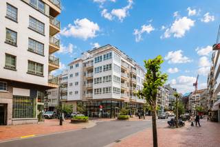 <strong>Situation</strong><br /><br />Situé dans la rue Duinviooltjesstraat, près de l'avenue Dumortier à Knokke. Facilement accessible en transports en commun et à quelques pas de la digue.<br /><br /><strong>Agencement</strong><br /><br />L'appartement se compose d'un hall d'entrée spacieux avec des toilettes pour invités, d'un salon lumineux avec coin repas et terrasse, ainsi que d'une cuisine semi-ouverte entièrement équipée par Obumex. Le couloir de nuit mène à la 1re chambre avec salle de bains (double lavabo, WC et baignoire) et terrasse privée, à la 2e chambre avec salle de bains (lavabo/douche) et terrasse de 12 m², ainsi qu'à la 3e chambre avec salle de bains privative (lavabo/douche). Un débarras en sous-sol est disponible.<br /><br /><strong>Atouts</strong><br /><br />- PEB A<br />- Libre à l'acte<br />- Parquet<br />- 3 terrasses<br />- 2 salles de bains<br />- Cave de rangement<br />- Situation centrale<br /><br />Possibilité de louer une place de parking souterraine.<br /><br />Pour plus d'informations et/ou une visite, appelez Guillaume Delbecque au 0472 25 70 76