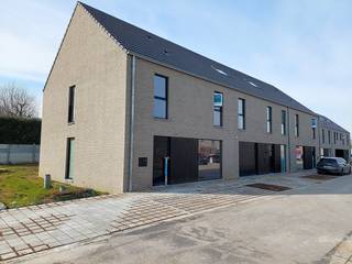 Lot 44 is een halfopen bebouwing met moderne bouwstijl : 2 bouwlagen met hellend dak.GELIJKVLOERS : inkom, wc, ruime living, open keuken met eiland,...