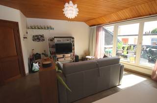 Welgelegen, groot &amp; lichtrijk éénslaapkamer-appartement met 2 terrassen (eentje vooraan en één achteraan)!<br /><br />De flat is gelegen op de derde verdieping en beschikt verder over een living, een ruime keuken en een badkamer met douchecel, lavabo, toilet en een aansluiting voor een wasmachine.<br /><br />Er is geen lift in het gebouw aanwezig, wat voordelig is voor de gemeenschappelijke kost: is maar € 40 per maand.<br />Alle verbruiksmeters (water en elektriciteit) op privatieve meters (kost komt er apart bij). Verwarming met elektriciteit (o.a. een accumulatie-radiator in de living).<br /><br />Welgelegen nabij het stadspark en op wandelafstand van het volle centrum!<br /><br />VRIJ op 1 MAART, maar vanaf 15 JANUARI kan het ook.<br />Professionele aftrek toegelaten, maar domicilie nemen is er verplicht (dus niet geschikt voor studenten). Huurcontract 9 jaar (3-6-9). Niet geschikt voor huisdieren.<br /><br /><em>Uitsluitend te bezichtigen na TELEFONISCH contact op 016 23 44 16 (niet via mail aub, bedankt).<br />VIEWINGS ONLY AFTER CALLING US ON 016 23 44 16; not by email please, thx.</em><br /> 