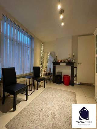 GEZELLIGE STADSWONING MET 4 BOUWLAGEN EN  DAKTERRAS. Alleen al de stralende witte voorgevel en balkon maakt je blij. Daarachter vind je op het eerste zicht een compacte woning maar de optelsom van de vloeren resulteert toch in bijna 150m2. GEEN TUIN ENKEL EEN DAKTERRAS maar met het Abdijpark en andere recreatie vlakbij krijg je andere mogelijkheden. Gelijkvloers met rechts de keuken en links dan een eetplaats/salon, achteraan diverse bergingen en WC. 1ste verdieping ingericht als cosy living met balkon en achteraan een romantische badkamer met groot hoekbad. 2de verdieping met 2 slaapkamers en een dakterrasje van 8m2. Ten slotte de zolderverdieping die ingericht is als kamer maar nu dienst doet als dressing. DEZE RUIMTE WERD GEISOLEERD (foutief vermeld in EPC, *** nieuw EPC in opmaak). Helemaal onderaan nog een kelder omgebouwd tot "mancave". Eigentijds wonen in de stad op wandelafstand van handelscentrum, markt, scholen, etc. Verwarming centraal via condenserende gaswandketel. Hoogrendementsbeglazing overal. Ideaal voor de stadsliefhebber en betere klimmer. Vraag snel een individueel bezoek aan met vastgoedmakelaar Cedric op 054412500