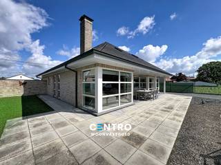 Ruime, onmiddellijk instapklare gezinswoning op 943m² grond met 4 slaapkamers, bureel, inpandige garage + dubbele garage én ZUIDgerichte tuin te Maldegem! Gelijkvloers wonen mogelijk!<br /><br /><strong>INDELING:</strong><br /><u><em><strong>Gelijkvloers:</strong></em></u><br />Royale inkomhal - lichtrijke living (met open haard) - volledig geïnstalleerde open keuken (O.a. met fornuis, dampkap, dubbele spoelbak, heteluchtoven, frigo en vaatwasmachine) - handige wasplaats - ruim en lichtrijk bureel (of extra slaapkamer) - ruime slaapkamer met aansluitende badkamer (O.a. met lavabomeubel, hangtoilet, ligbad én douche) - afzonderlijk gastentoilet (met lavabo) - inpandige garage (met automatische sectionale poort) - ruime oprit - ruim bijgebouw (Dubbele garagebox met automatische sectionale poort met smeerput + zolderruimte) - onderhoudsvriendelijke tuin met visvijver, ZUIDgericht terras én gemetste BBQ!<br /><br /><u><em><strong>Eerste verdieping:</strong></em></u><br />Nachthal - 2 RUIME slaapkamers - 2 extra ruimtes die perfect kunnen omgevormd worden tot extra slaapkamer/extra badkamer.<br /><br /><u><strong>Opmerkingen:</strong></u><br /><span><span><span><span><span><span><span><span><span><span><span><span><span><span><span>- Onmiddellijk instapklaar.<br />- Centraal stofzuigsysteem aanwezig.<br />- Afgewerkt met KWALITATIEVE materialen.</span></span></span></span></span></span></span></span></span></span></span></span></span></span></span><br /><span><span><span><span><span><span><span><span><span><span><span><span><span><span><span>- </span></span></span></span></span></span></span></span></span></span></span></span></span></span></span><span><span><span><span><span><span><span><span><span><span><span><span><span><span><span>Slaapkamer, badkamer en bureel op het gelijkvloers.<br />- </span></span></span></span></span></span></span></span></span></span></span></span></span></span></span><span><span><span><span><span><span><span><span><span><span><span><span><span><span><span>Inpandige garage + extra dubbele garage</span></span></span></span></span></span></span></span></span></span></span></span></span></span></span><br /><br />Deze eigendom blinkt uit in ruimte en veelzijdigheid. De ruime leefvertrekken, talrijke bergruimtes, bureauruimte + extra dubbele garage creëren een woonomgeving waar comfort, werk en hobby's perfect samengaan. <span><span><span><span><span><span><span><span><span><span><span><span><span><span>Zo is er voldoende plaats voor elk gezinslid, hobby’s of een thuiswerkplek. Buiten geniet je van een </span><span>perceel van 943 m²</span><span>, waar rust, privacy en ruimte centraal staan. Naast de inpandige garage is er bovendien een afzonderlijke dubbele garage, ideaal voor meerdere wagens, een hobbyruimte of extra opslag. Zeer geschikte woning voor grote gezinnen en/of mensen met een zelfstandig (bij)beroep! Aarzel zeker niet om ons te contacteren voor een bezoek ter plaatse: 050/70.01.02 - info@centro.be.</span></span></span></span></span></span></span></span></span></span></span></span></span></span>