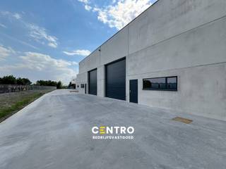 Benaderende bruto-AFMETINGEN: Magazijn: b: 12m x d: 18m  (216 m²)3 private parkeerplaatsen: 6m x 2,5 mOok andere oppervlaktes te verkrijgen:...