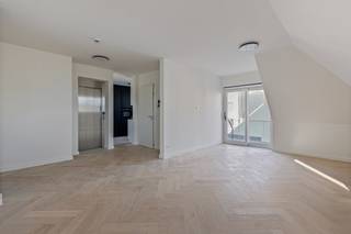 Deze gloednieuwe penthouse (4de verdiep) combineert verfijnde luxe met een unieke ligging in een stijlvol gebouw met een karaktervolle modernistische gevel, op amper enkele stappen van het strand en de winkelstraat. De lift brengt u rechtstreeks tot in het appartement, wat garant staat voor comfort en discretie.<br /><br />Indeling: lichtrijke leefruimte met toegang tot privatief zonneterras. De aparte keuken is uitgerust met kwalitatieve toestellen. Verder is er een handige berging voorzien. De eerste slaapkamer van 16 m² heeft een eigen badkamer met ligbad, wastafelmeubel en toilet. De tweede, grotere slaapkamer (19 m²) beschikt over een privé douchekamer met inloopdouche, dubbel wastafelmeubel en toilet. Daarnaast is er ook een apart gastentoilet.<br /><br />Het appartement is afgewerkt met hoogwaardige materialen en moderne comfortvoorzieningen.<br /><br />Er is tevens een privékelder inbegrepen. In het gebouw bevinden zich bovendien een ruime fietsenberging met verschillende oplaadpunten én een gemeenschappelijk dakterras dat de hele dag zon biedt.<br /><br />!!!!Verkoop valt onder registratierechten (geen BTW van toepassing).