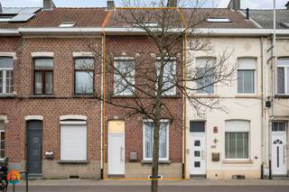 Nabij het centrum van Mechelen bevindt zich deze instapklare woning met 4 slaapkamers en aangename stadstuin. Het bruisende centrum van Mechelen met zijn cultuuraanbod, stadsbioscoop, horeca en scholen liggen op wandelafstand. Tevens geniet u van een uitstekende bereikbaarheid vlakbij belangrijke invalswegen.<br /><br />We betreden de woning via de inkomhal. De woonkamer kan u inrichten met een gezellige zithoek en aangrenzende eetplaats. Langs de woonkamer bereiken we de keuken, voorzien van de voornaamste toestellen. Via de keuken komen we in de gezellige stadstuin met tuinhuis terecht, waar u steeds in alle rust en privacy kan genieten van het mooie weer. Verder beschikt het gelijkvloers nog over een aparte bureauruimte en de badkamer, voorzien van toilet, lavabo en douche. Via de nachthal op de eerste verdieping heeft u toegang tot 2 slaapkamers. Op de tussenverdieping bevindt zich nog een toilet. Op de tweede verdieping vinden we nog 2 slaapkamers terug. <br />De kelder biedt overigens extra opbergruimte. <br /><br />Dit is een uitstekende opportuniteit als u op zoek bent naar een op te frissen woning met 4 slaapkamers nabij het centrum van Mechelen. Contacteer ons voor meer informatie op 0479 13 63 69 of via info@boonstravastgoed.be.<br /><br />Bijzonderheden :<br />- 4 slaapkamers<br />- Gezellige stadstuin<br />- Nabij centrum Mechelen