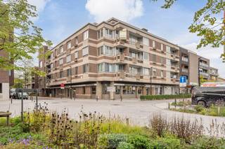 <strong>Een instapklaar appartement met een fijne en ruime indeling op dé mooiste plek van Neerpelt-centrum, met alle faciliteiten op wandelafstand (winkels, horeca, openbaar vervoer, kanaal, Dommelhof, …). Het appartement wordt momenteel verhuurd (dus zeer interessant voor investeerders), doch kan ook dienen voor eigen bewoning (mits het respecteren van de opzegperiode).<br /><br />INDELING : </strong><br />Ruime inkomhal<strong> </strong>(8m², centrale gang) – lichtrijke woonruimte (29m²) met vele raampartijen en een uitzonderlijk fijn zicht over de markt van Neerpelt – goed uitgeruste keuken (7m²) apart van de leefruimte – berging/wasplaats (4m²) met aansluitingen voor wasmachine en droogkast – slaapkamer 1 (14m²) – slaapkamer 2 (14m²) – beide slaapkamers geschikt voor een 2-persoonsbed – verzorgde badkamer (5m²) voorzien van wastafel en douche – apart wc (1,5m²)<br /><br />BIJZONDERHEDEN:<br />- Complex voorzien van lift<br />- Verzorgde gemeenschappelijke ruimte/inkom<br />- Renovatie in 2015 (vernieuwde elektra – vernieuwde verlichting – vernieuwde stucwerken – behandelde parketvloer)<br />- Appartement voorzien van extra kelderberging<br />- Appartement zonder autostandplaats/parking<br />- Fijne oppervlakte +/- 80m² (NBO)<br />- Centrale gasverwarming op basis van aardgas, calorimeters per appartement<br />- Gunstig energiepeil ( C )<br />- Buitengevels reeds geïnjecteerd voor beter EPC resultaat!<br />- Dak reeds vernieuwd en geïsoleerd voor beter EPC resultaat!<br />- Vernieuwde ramen in PVC (2015)<br />- Rolluiken voorzien op slaapkamers (2015)<br />- Extra bergruimte op kelderniveau<br />- Momenteel verhuurd aan €735/mnd (huurprijs incl. +/- €50 aan gemeenschappelijke kosten)<br />- Huurcontract opgezegd, dus weldra vrij beschikbaar!<br /><br /><strong>EPC: 220</strong>kWh/m² <strong>met certificaatnummer:</strong> 20260928-0003964487-RES-1<br /><br /><strong>O-peil:</strong><br /><strong>P-score: B*<br />G-score: B*</strong><br /><em>(B*: kleine kans op overstromingen onder klimaatverandering)</em><br /><br /><strong>Benieuwd naar dit toffe appartement?<br />Wenst U advies omtrent uw eigen woning? Graag plannen wij vrijblijvend met U een afspraak in om onze expertise met U te delen, steeds tot Uw dienst!!<br />Neem contact op met IDEALIS VASTGOED op 011/515 565 of mail naar info@idealisvastgoed.be!</strong><br />