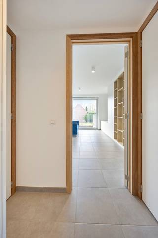 Instapklare studio op toplocatie met terras

Deze recente en perfect onderhouden studio is een echte buitenkans op een uitstekende ligging. De studio is smaakvol afgewerkt met kwalitatieve maatkasten en biedt alle hedendaagse comfort voor aangenaam en zorgeloos wonen.

Bij het binnenkomen word je verwelkomd in een nette inkomhal met apart toilet met handspoelbakje en toegang tot de badkamer, uitgerust met een ligbad en een ruime lavabo. De lichtrijke leefruimte sluit aan op de volledig ingerichte open keuken, voorzien van een ingebouwde vaatwasser, koelkast, oven en inductie kookvuur.

Dankzij de vloerverwarming geniet je het hele jaar door van een optimaal wooncomfort. De stijlvolle ingemaakte kasten van Camber zijn slim ontworpen en beschikken over een uitklapbaar bed, waardoor de ruimte maximaal wordt benut.

Verder is er een praktische berging en een ruim terras waar je in alle rust kan genieten. Gelegen op de eerste verdieping, ideaal als investering of starterswoning.

Dit appartement geniet van een uitstekende ligging in een groene en tegelijk vlot bereikbare omgeving. Op wandelafstand bevinden zich de Watersportbaan, de Blaarmeersen, het prachtige natuurgebied Bourgoyen-Ossemeersen en het zwembad Rooigem — ideaal voor wie houdt van ontspanning, sport en natuur vlak bij huis.

Met de fiets bereik je in slechts 10 minuten het bruisende hart van Gent, waar je kan genieten van gezellige pleinen, winkels en restaurants. Ook de bereikbaarheid met de wagen is een grote troef: de oprit van de R4 ligt op slechts 2 kilometer en zorgt voor een vlotte verbinding naar de E40 en de E17.

Kortom, een perfecte combinatie van rust, groen en een centrale ligging.

Exclusief te koop aangeboden via de Oximo online verkoopsprocedure. Voor registratie en aanvaarding van de verkoopsvoorwaarden zie www.oximo.be.