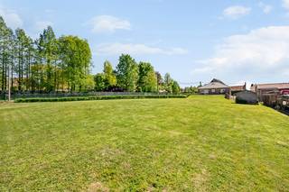 BEZOEK- EN BIEDMOMENT ZATERDAG 16 MEI 2026 van 14u tem 17u (mits afspraak)Landelijk, rustig en omgeven door groen bevindt zich deze prachtige villa...