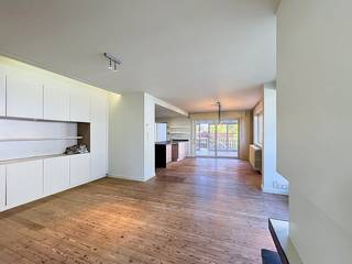 Bent u op zoek naar de ideale balans tussen rust en de dynamiek van de stad? Deze ruime woning biedt het beste van twee werelden. Gelegen in...