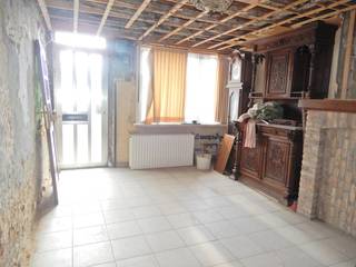 Bent u op zoek naar een interessant renovatieproject of een perceel met heropbouwmogelijkheden?<br />Deze woning, gelegen in het centrum van Tielt en op een steenworp van de Ringlaan, biedt tal van opportuniteiten.<br />Dankzij de gunstige ligging geniet u van een vlotte bereikbaarheid en bevinden winkels, scholen, openbaar vervoer en andere voorzieningen zich op wandelafstand. <br />Deze eigendom is uitermate geschikt voor investeerders, projectontwikkelaars of handige doe-het-zelvers die op zoek zijn naar een pand met potentieel op een gegeerde locatie.<br />Er zijn goedgekeurde plannen voor verbouwing/heropbouw aanwezig.<br /><br />De woning werd gebouwd in 1850-1874.<br />Het perceel heeft een totale oppervlakte van 90 m² en een bewoonbare oppervlakte van 87 m².<br /><br />Algemeen:<br />- EPC 652 - label F<br />- Renovatieverplichting<br />- Blanco bodemattest<br />- Niet conforme elektrische keuring<br />- Niet asbestveilig<br />- Stookolietank aanwezig<br />- Nabij de Ringlaan en belangrijke invalswegen<br />- Tal van mogelijkheden om de woning volledig naar eigen smaak en wensen te realiseren<br />- Vrij bij akte<br />- Vg, Wg, Gmo, Gvkr, Gvv<br /><br />
