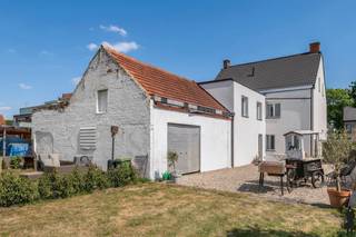 Gerenoveerd opbrengsteigendom: handelsruimte, duplex, studioDit prachtige gerenoveerd opbrengsteigendom, bestaande uit een handelsruimte, een ruim...